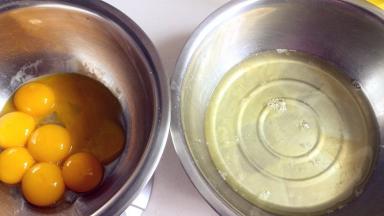 鸡蛋用冰箱冷藏过的，分蛋的时候，蛋清里留下些许的蛋黄，影响不大