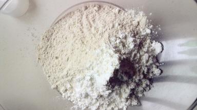荞麦粉与玉米淀粉混合，荞麦粉不是黑黑的，用的袋装的，颜色也比淀粉要深很多