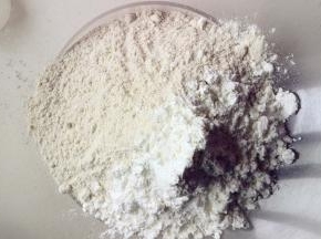 荞麦粉与玉米淀粉混合，荞麦粉不是黑黑的，用的袋装的，颜色也比淀粉要深很多