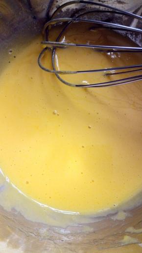 蛋黄中加入细砂糖30克，用蛋抽打至颜色发浅