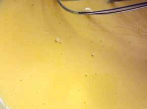 蛋黄中加入细砂糖30克，用蛋抽打至颜色发浅