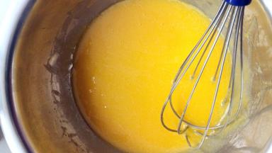 加入葵花籽油50毫升搅拌均匀