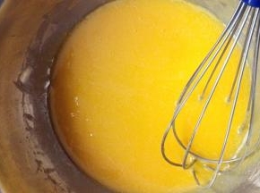 加入葵花籽油50毫升搅拌均匀