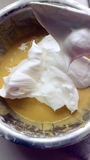 取1/3的蛋白霜放入蛋黄糊的盆中切拌均匀