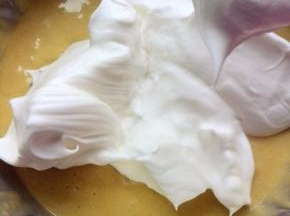 取1/3的蛋白霜放入蛋黄糊的盆中切拌均匀