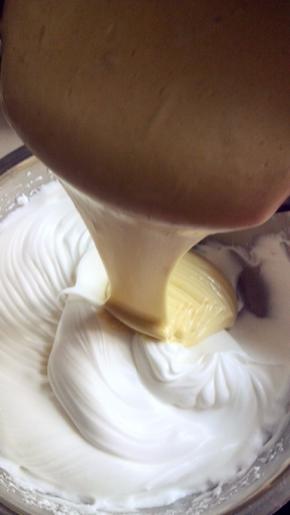 再将拌匀的面糊倒回余下的蛋白霜中