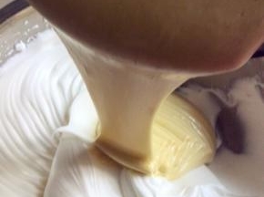 再将拌匀的面糊倒回余下的蛋白霜中