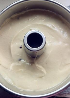 搅拌好的面糊倒入模具中，用刮刀抹平表面