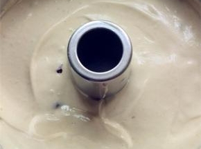 搅拌好的面糊倒入模具中，用刮刀抹平表面