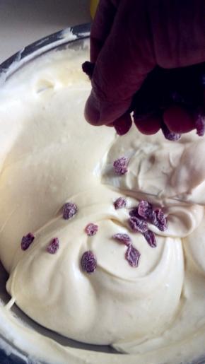 用刮刀翻拌，同时逆时 针旋转盆子，直至看不到蛋白霜；最后放进蔓越莓干，快速翻拌几下即可