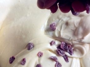 用刮刀翻拌，同时逆时 针旋转盆子，直至看不到蛋白霜；最后放进蔓越莓干，快速翻拌几下即可