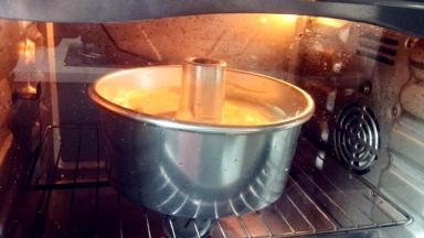 用手按着烟筒在台面上震几下，放入预热好的烤箱下层中，180度烤5分钟，转170度烤40分钟