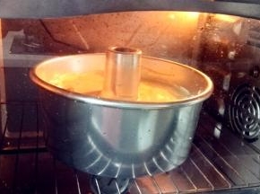 用手按着烟筒在台面上震几下，放入预热好的烤箱下层中，180度烤5分钟，转170度烤40分钟