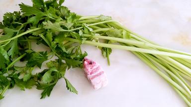 准备芹菜，五花肉。