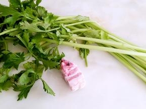 准备芹菜，五花肉。