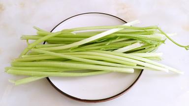 芹菜去叶，清洗干净。