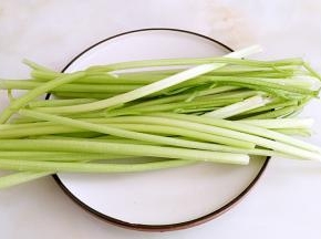 芹菜去叶，清洗干净。