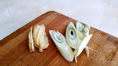 姜切丝，葱切段。