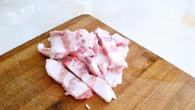 五花肉切片。