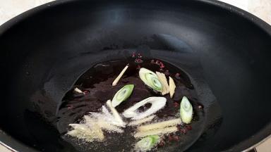 锅中放油烧热，放入花椒粒，葱，姜炝锅出味。