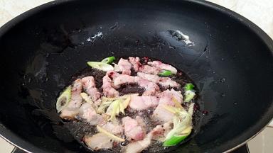 放入五花肉炒至略微出油。