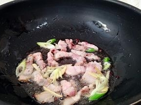 放入五花肉炒至略微出油。