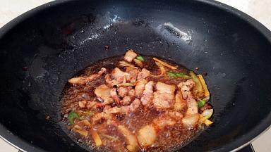 调入生抽，料酒，炒出味。