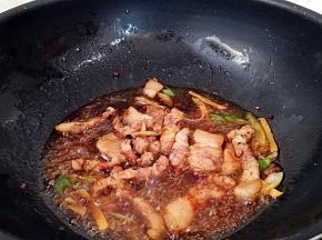 调入生抽，料酒，炒出味。