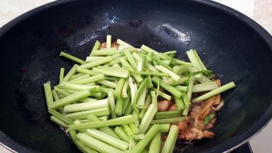 倒入芹菜中火翻炒几下。