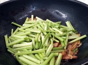 倒入芹菜中火翻炒几下。