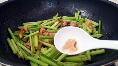 调入五香粉翻炒几下。