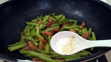 调入盐，鸡精拌匀。