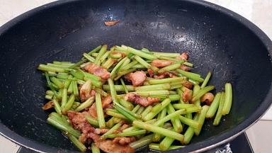 在芹菜变软前快速出锅。