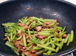 在芹菜变软前快速出锅。
