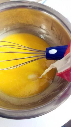 倒入室温的牛奶100克，搅拌均匀