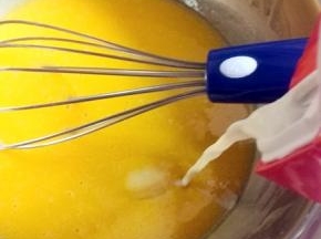 倒入室温的牛奶100克，搅拌均匀