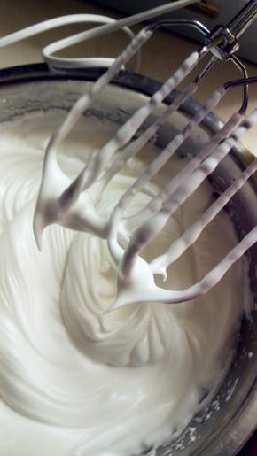 蛋清中分3次加入细砂糖，放入柠檬汁，打至蛋白霜拉出小尖勾即可；此时的蛋白霜细腻有光泽