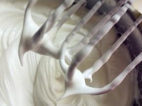 蛋清中分3次加入细砂糖，放入柠檬汁，打至蛋白霜拉出小尖勾即可；此时的蛋白霜细腻有光泽