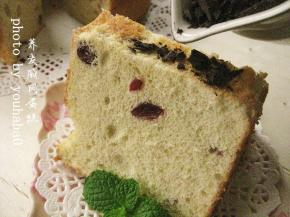 等蛋糕彻底放凉后，借助脱模刀脱模，拍掉蛋糕表面的碎屑，即可切开食用；这个糖的用量已经感觉蛋糕很甜，有蔓越莓干搭配，酸酸甜甜非常可口