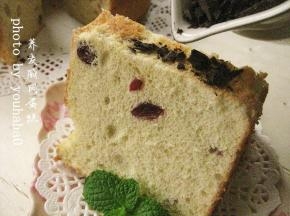 等蛋糕彻底放凉后，借助脱模刀脱模，拍掉蛋糕表面的碎屑，即可切开食用；这个糖的用量已经感觉蛋糕很甜，有蔓越莓干搭配，酸酸甜甜非常可口