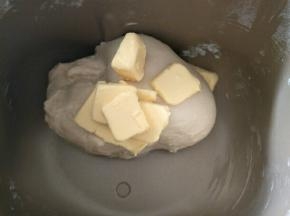 加入软化的黄油揉到扩展阶段
