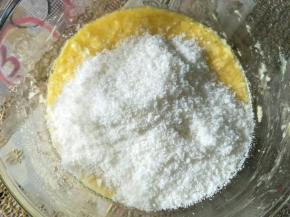 发酵期间做椰蓉馅，黄油软化加白糖打至松发，分两次加入蛋液拌匀，加入椰蓉搅拌均匀，最后加入牛奶拌匀