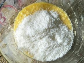 发酵期间做椰蓉馅，黄油软化加白糖打至松发，分两次加入蛋液拌匀，加入椰蓉搅拌均匀，最后加入牛奶拌匀
