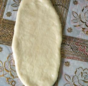 轻轻擀成长舌状，要小心爆开哦