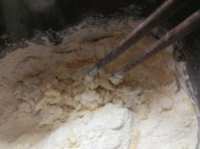 把所有材料，除黄油外，全部放入面包机桶中，用筷子稍微搅拌一下，以免机器开动时，面粉四处飞扬
