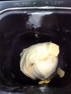 一个和面程序15分钟结束，稍停后放入黄油