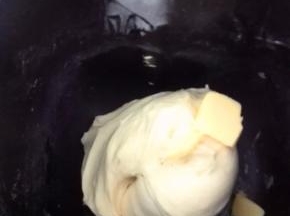 一个和面程序15分钟结束，稍停后放入黄油