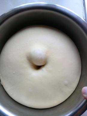 室温下一发需要一个半小时，面团发酵至二倍大