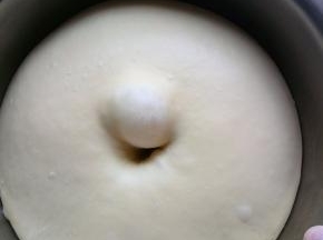 室温下一发需要一个半小时，面团发酵至二倍大