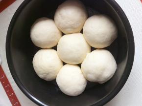 像包包子一样捏紧收口，收口朝下，放入蛋糕模具中，先放中间，后放四周，依次做完全部；